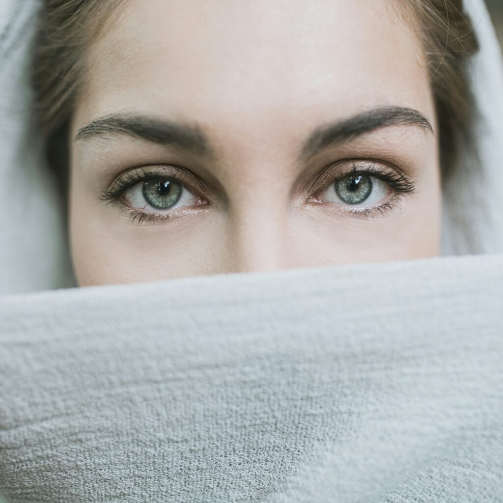 blefaroplastia antes e depois — resultado natural em pálpebra superior e inferior